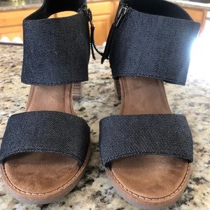 Ladies Tom’s wedge sandals
